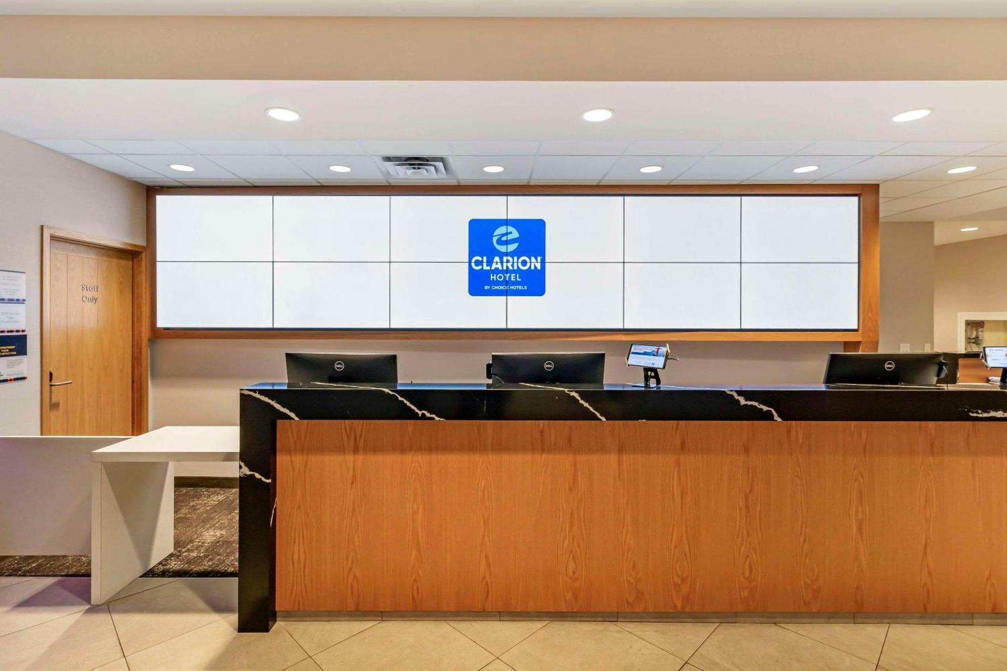 Clarion Lakeside Inn & Conference Centre Kenora Exterior photo